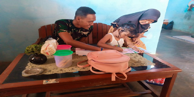 You are currently viewing Sisihkan Waktu Istirahat, Prada Karlosi Bantu Tasya Belajar Membaca