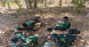 Read more about the article Di Tengah Tugas Program TMMD, Anggota Satgas Tetap Kompak Saat Istirahat Makan Siang