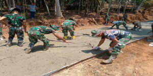 Read more about the article Tak Kenal Lelah Dan Waktu, Satgas TMMD Bersama Warga Terus Kejar Pengecoran Jalan Hingga Petang
