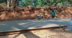 Read more about the article Gunakan Alat Concrete Power Trowel, Satgas TMMD Optimalkan Finishing Pengecoran Jalan di Desa Sembung