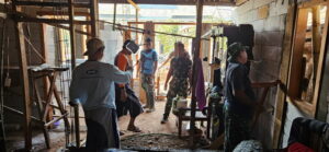 Read more about the article Semangat Gotong Royong Satgas TMMD dan Warga Tidak Pernah Kendor, Rehab RTLH Bapak Rahmat Terus Dikerjakan