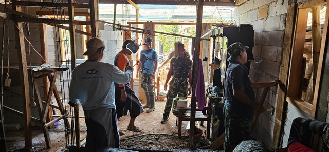 Read more about the article Semangat Gotong Royong Satgas TMMD dan Warga Tidak Pernah Kendor, Rehab RTLH Bapak Rahmat Terus Dikerjakan