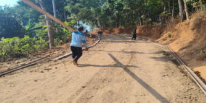 Read more about the article Mesti Tak Lagi Muda, Semangat Pak Tikno Bantu Pembangunan Jalan TMMD Tak Surut
