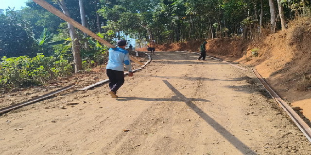 Read more about the article Mesti Tak Lagi Muda, Semangat Pak Tikno Bantu Pembangunan Jalan TMMD Tak Surut