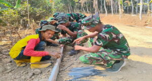 Read more about the article Gotong Royong Satgas TMMD dan Warga, Pemasangan Bekisting Jalan Terus Dikerjakan Secara Bersama