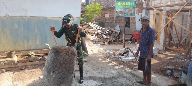 Read more about the article Dengan Dedikasi Sangat Tinggi, Prada Hezkiel Asal Flores Ikut Bantu Rehab Rumah Warga