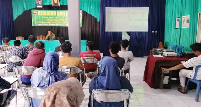 You are currently viewing Wakasat Binmas Polresta Batang Sampaikan Penyuluhan Kamtibmas dan Pelayanan SIM dalam Kegiatan Nonfisik TMMD Reguler ke-130