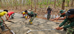 Read more about the article Manfaatkan Alat Serok Besi, Satgas TMMD Percepat Perataan Jalan Beton di Desa Sembung