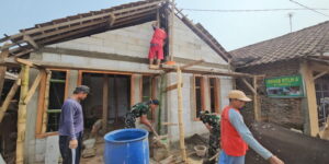 Read more about the article Satgas TMMD Bersama Warga Membuat Bekisting untuk Pengecoran Tiang Rumah