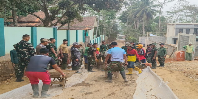 Read more about the article Tak Kenal Jarak dan Beban, Satgas TMMD dan Warga Saling Gotong Royong Pikul Molen Demi Pembangunan Jalan
