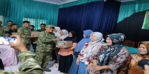 Read more about the article Senyum Warga Warnai Penyerahan Bantuan Sembako Tim Wasev TMMD ke-130 di Desa Sembung