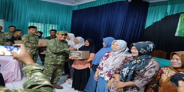 Read more about the article Senyum Warga Warnai Penyerahan Bantuan Sembako Tim Wasev TMMD ke-130 di Desa Sembung