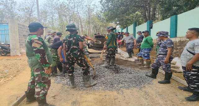 You are currently viewing Perkuat Sinergitas TNI, Personel Posal Sigandu Turut Bergotong Royong Bangun Jalan TMMD di Desa Sembung