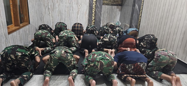 Read more about the article Sebelum Memulai Aktivitas TMMD, Prajurit Satgas Awali Hari dengan Salat Subuh Berjamaah