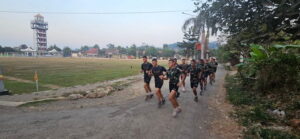 Read more about the article Usai Salat Subuh, Prajurit Satgas TMMD ke-130 Desa Sembung Awali Hari Dengan Lari Pagi
