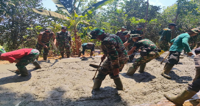 Read more about the article Panasnya Matahari Tak Surutkan Semangat Satgas TMMD dan Warga Terus Bangun Jalan Penghubung Desa Sembung