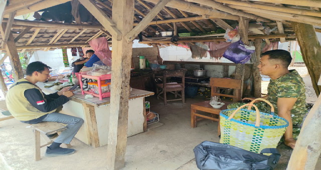 Read more about the article Berkah TMMD, Warung Pecel Bu Indah Ikut Kecipratan Rezeki Dari Kehadiran Prajurit