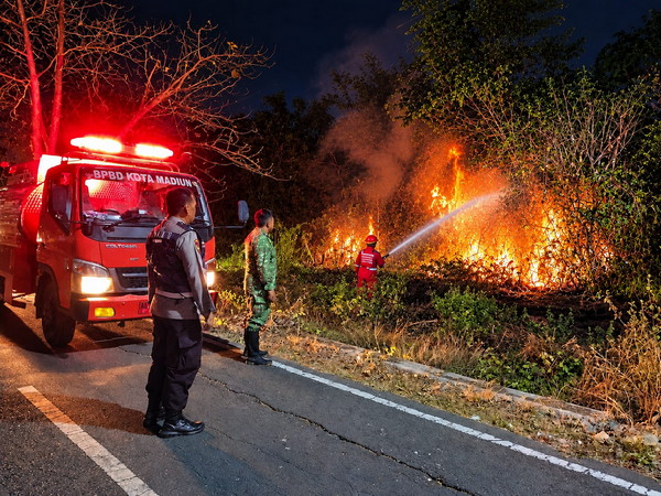 You are currently viewing Api Membakar Rumpun Bambu di Kelun, TNI dan Damkar Bergerak Cegah Api Merembet ke Rumah Warga