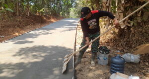 Read more about the article Tak Harus Alat Canggih, Garu Kayu Sederhana Jadi Andalan Satgas TMMD Ratakan Cor Jalan