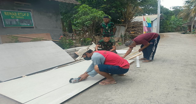 Read more about the article Ketelitian Bapak Yanto Memotong GRC, Bagian Dari Gotong Royong Wujudkan Rumah Warga Layak Huni