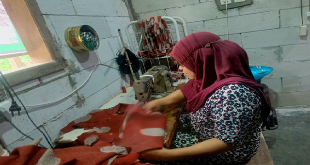 Read more about the article Di Balik Mesin Jahit, Istri Bapak Ismail Menyimpan Harapan Memiliki Rumah Layak Huni