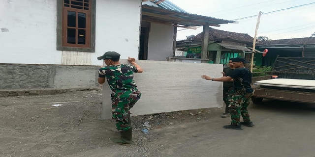 You are currently viewing Gotong Royong Anggota Satgas TMMD Turunkan Material GRC Untuk Rumah Ibu Sriyati