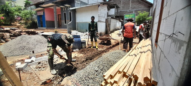 You are currently viewing Dari Galian Pondasi, Satgas TMMD Bangun Harapan Baru di Rumah Bapak Rohadi
