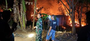 Read more about the article Api Membesar di Kebun Jati Basekan, Petugas dan Warga Bergerak Cepat