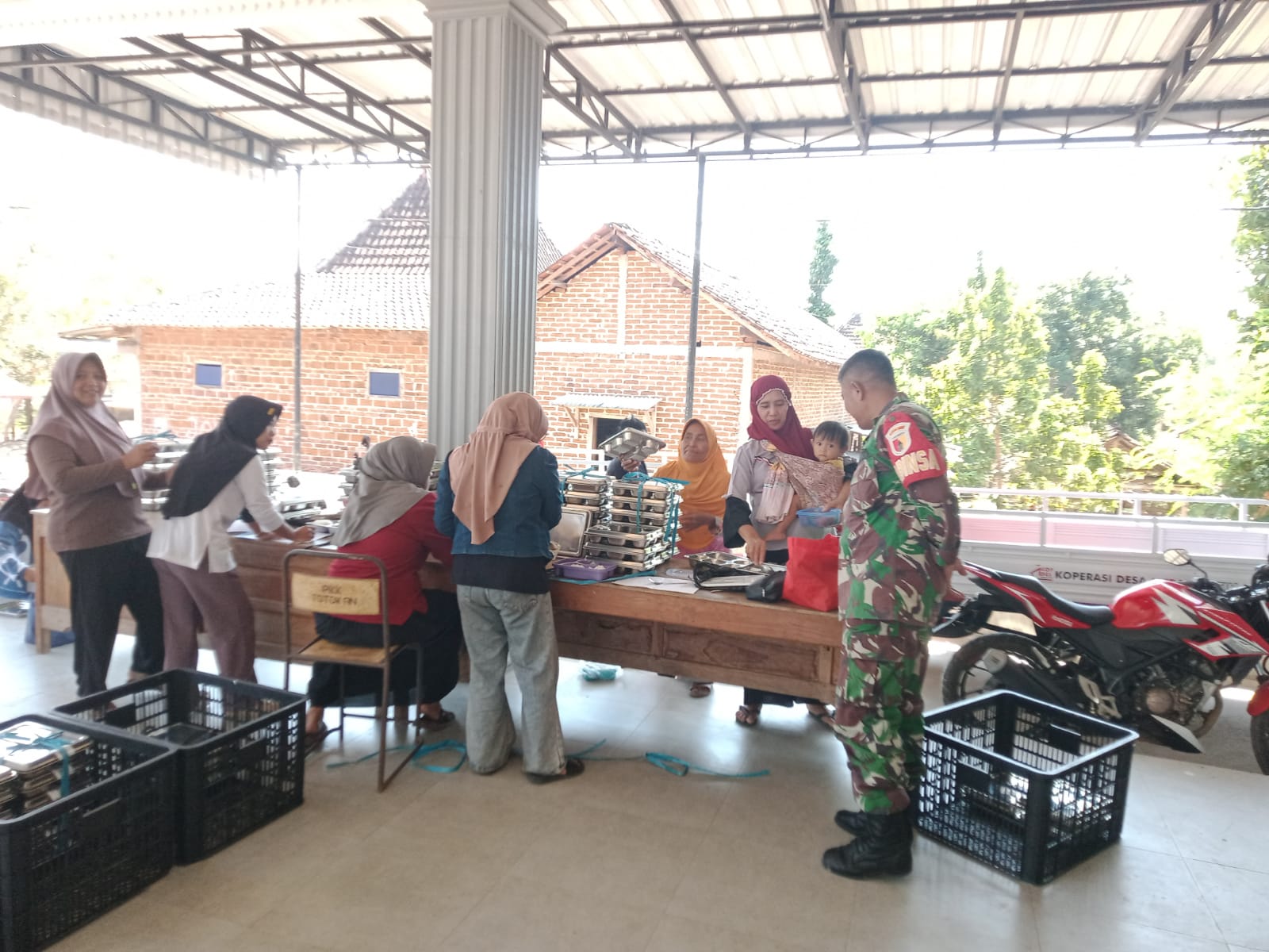 Read more about the article Sukseskan Program Pemerintah, Babinsa Kodim Ponorogo Pendampingan Pendistribusian MBG di Desa Binaan