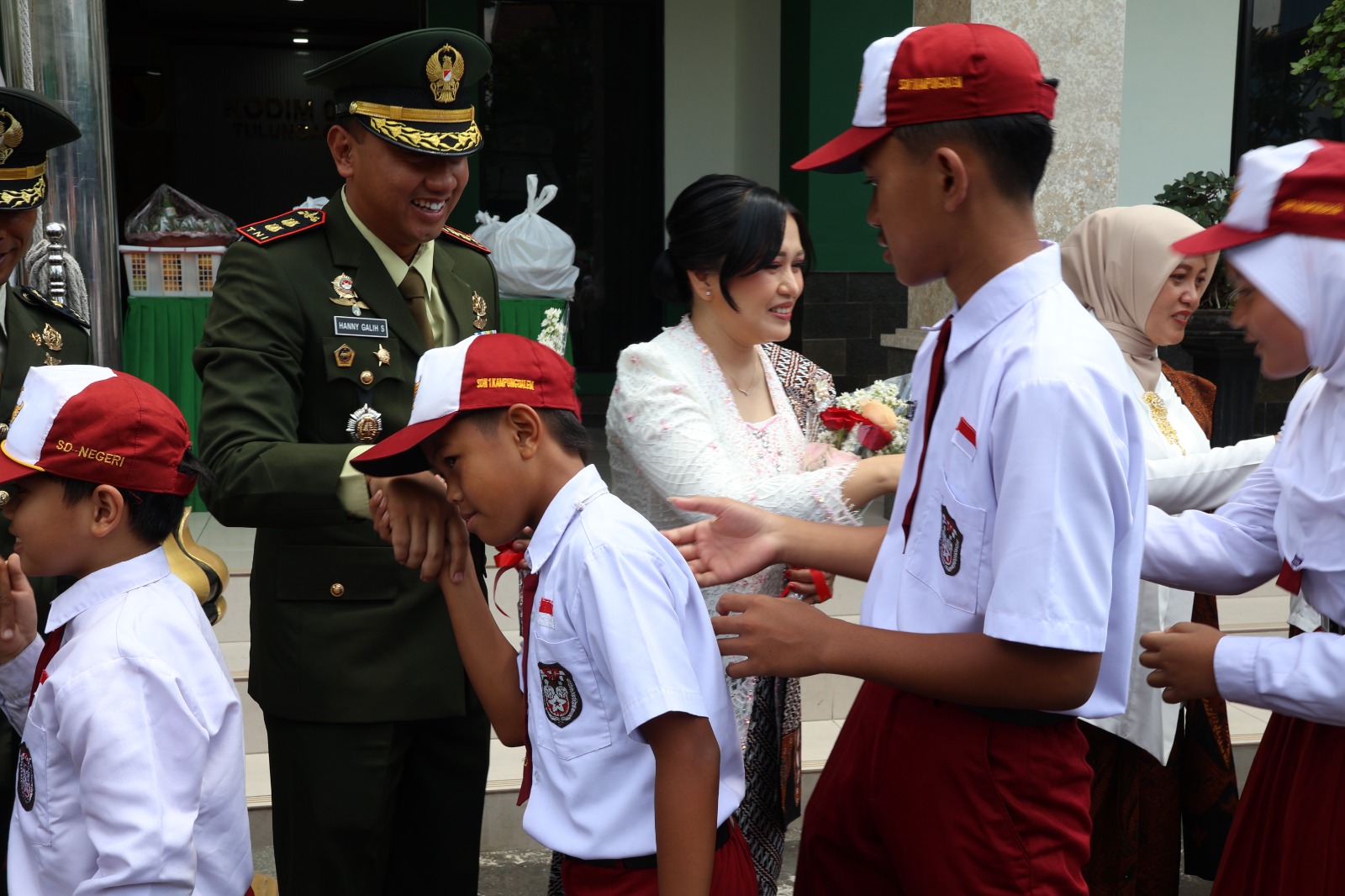 Read more about the article Ratusan Pelajar Sambangi Makodim Tulungagung, Beri Ucapan HUT ke-81 TNI