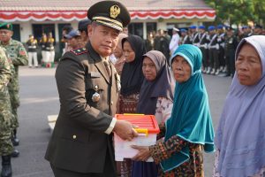 Read more about the article Korem 081/DSJ Sediakan Makan Gratis dan Bagi-Bagi Bansos