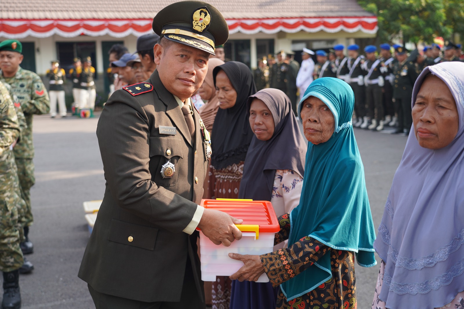 Read more about the article Korem 081/DSJ Sediakan Makan Gratis dan Bagi-Bagi Bansos