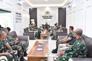 Read more about the article Tinjau Jembatan Perintis Garuda di Ponorogo, Dandim  Sambut Tim Wasev Itdam V/Brw