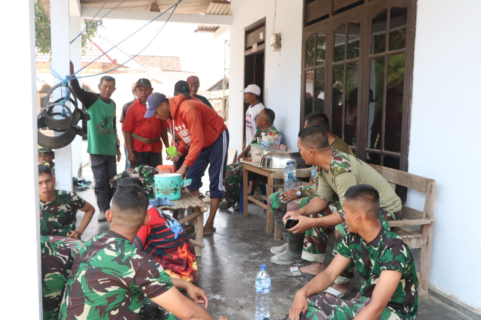 Read more about the article Bukan Sekadar Membangun Desa, Satgas TMMD ke-130 Kodim Tulungagung Pererat Kebersamaan Lewat Makan Siang Bersama Warga