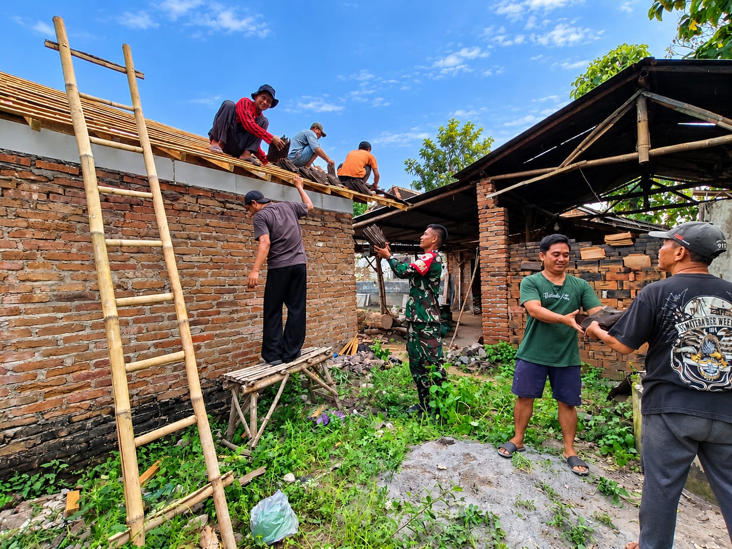 Read more about the article Ringankan Beban Warga, Babinsa Glonggong Turun Tangan Bantu Pembangunan Rumah Tidak Layak Huni