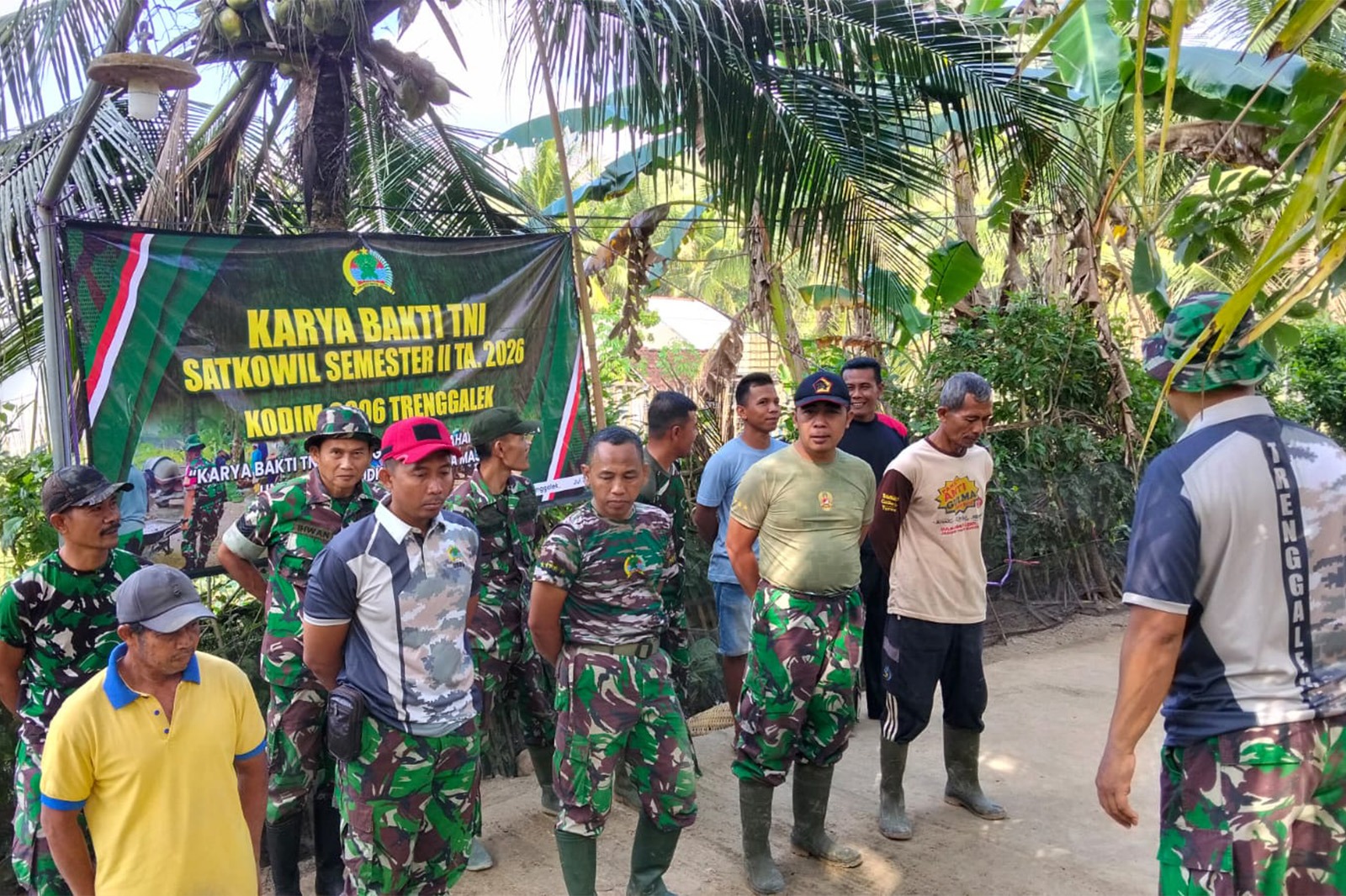 Read more about the article Karya Bakti TNI, Kodim 0806/Trenggalek Bangun Jalan Beton di Desa Tegaren