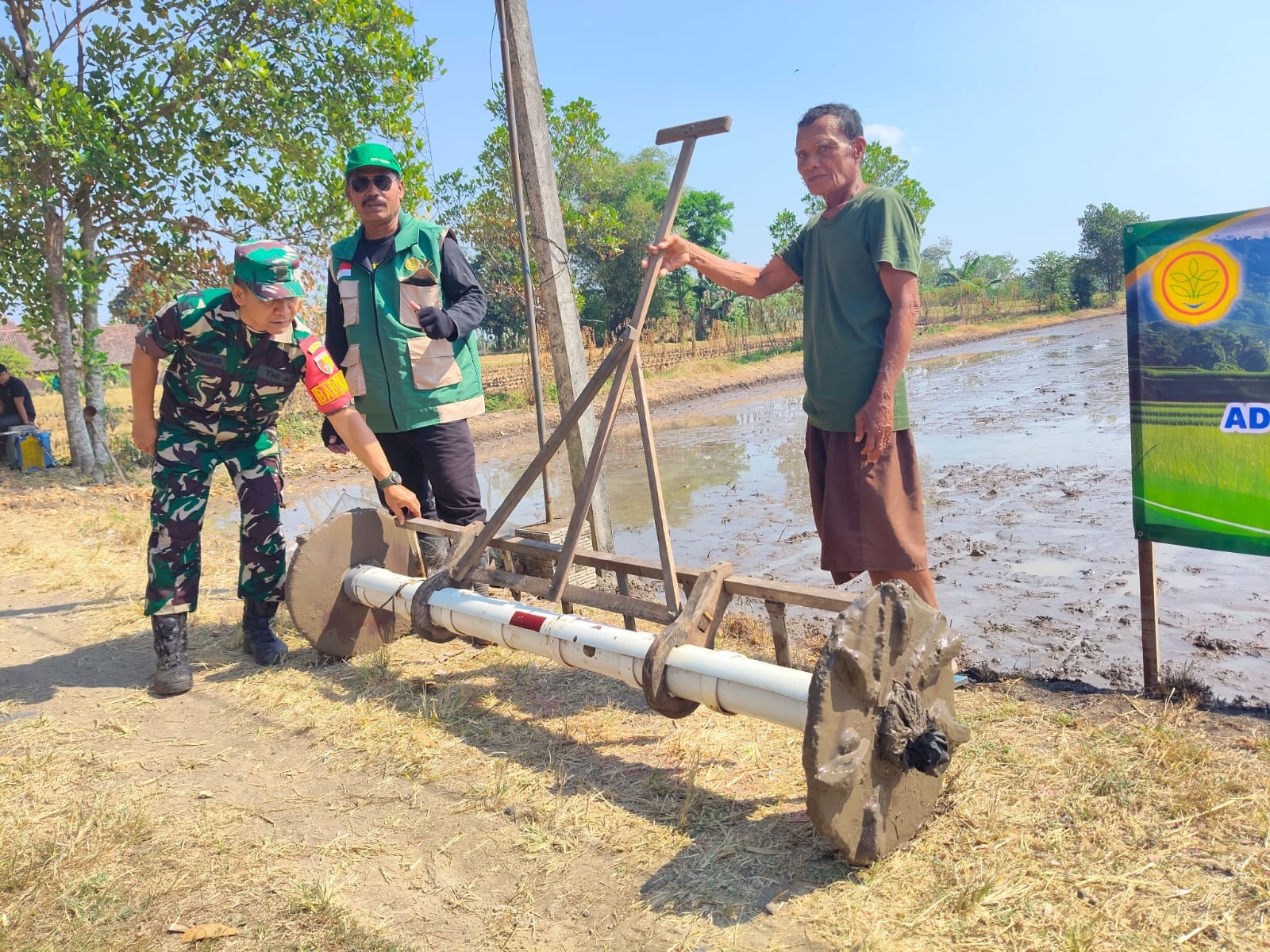 Read more about the article Babinsa Dampingi Petani Banjarsari, Tanam Padi Modern dengan Teknologi Drumseeder