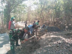 Read more about the article Serka Sucipto Kenakan PDL Lengkap Tanpa Kopel Saat Bantu TMMD Reguler ke-130