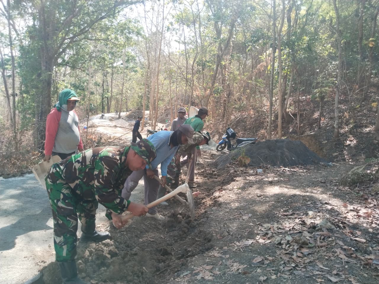 You are currently viewing Serka Sucipto Kenakan PDL Lengkap Tanpa Kopel Saat Bantu TMMD Reguler ke-130