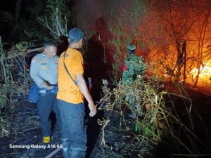 Read more about the article Angin Kencang Picu Api Cepat Menjalar, Personel Kodim 0803/Madiun bersama Petugas Padamkan Kebakaran di Kebonsari