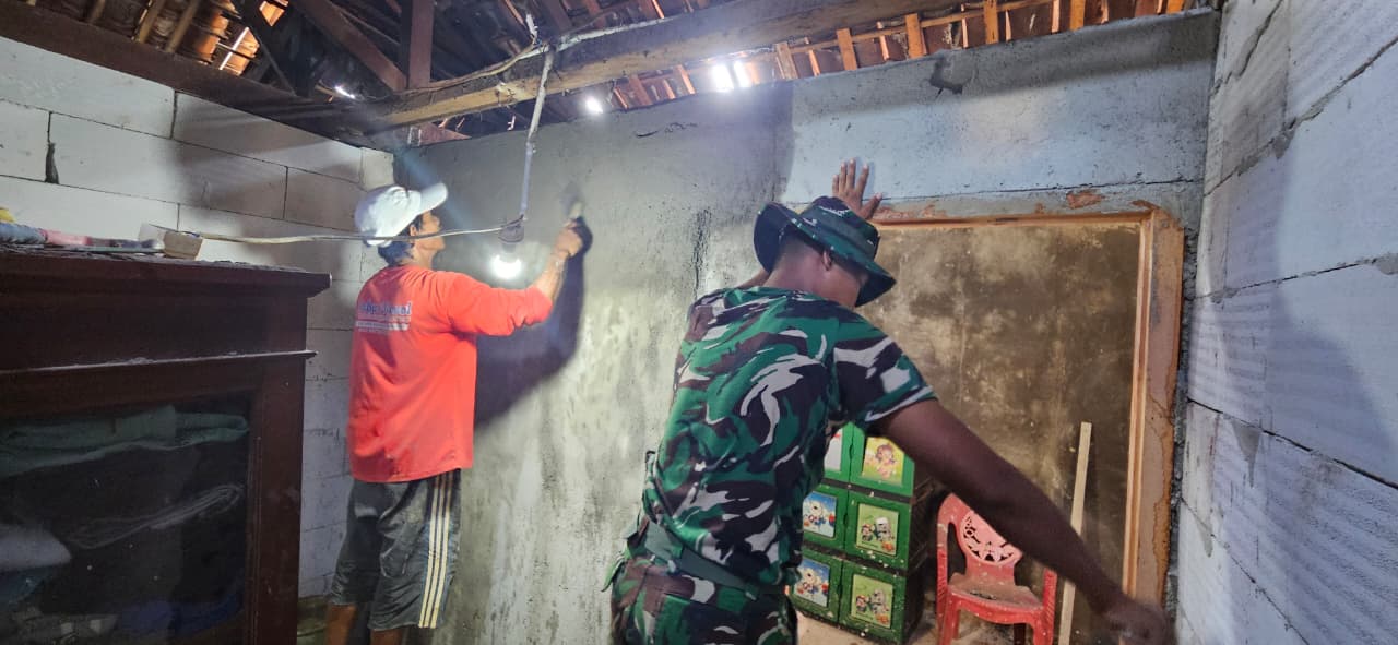 Read more about the article Dinding Rumah Bapak Mursidi Mulai Diplester, Harapan Memiliki Hunian Layak Kian Nyata