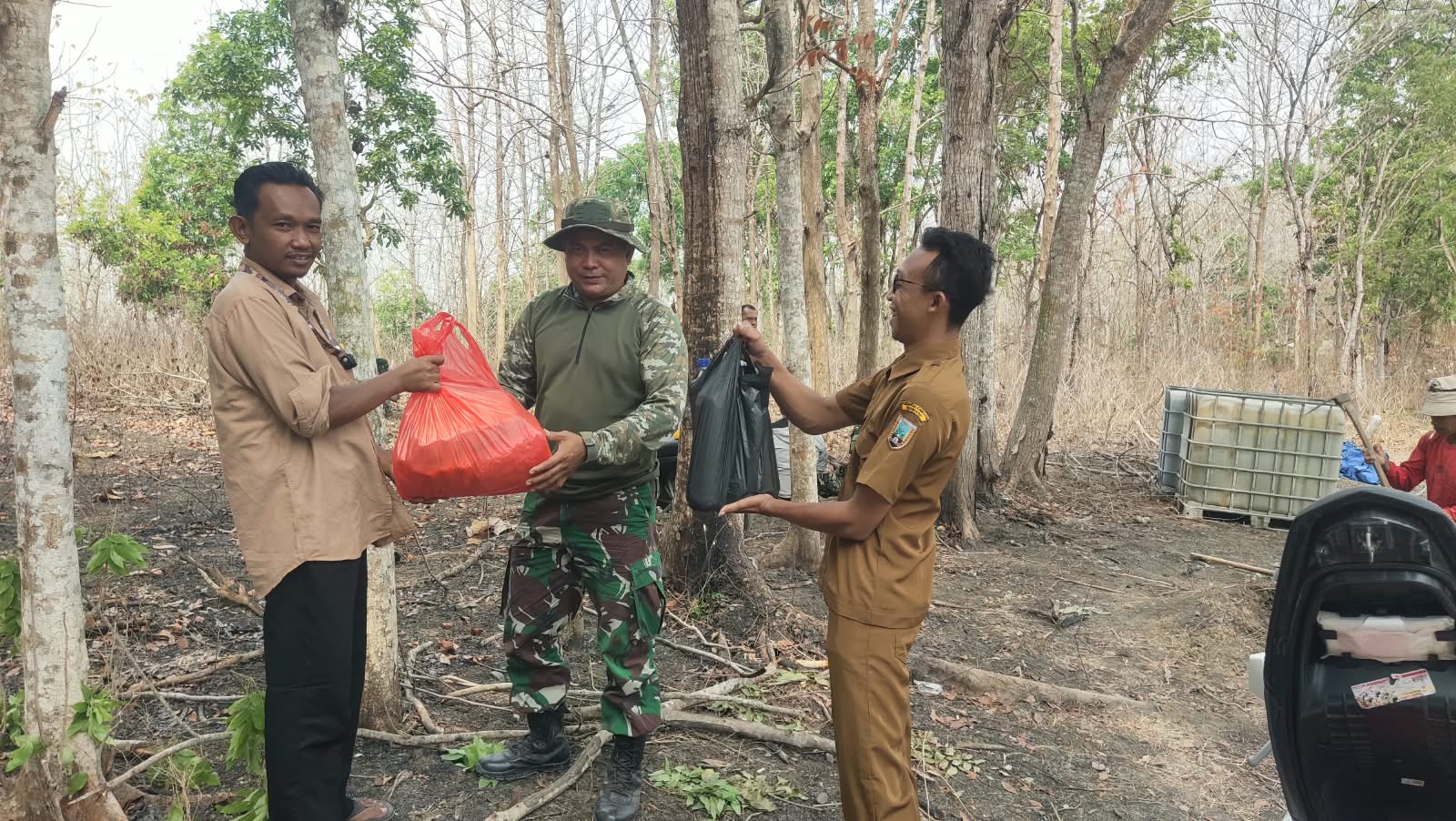 You are currently viewing Dukungan Perangkat Desa, Snack Dibagikan kepada Anggota Satgas TMMD di Ngajaran