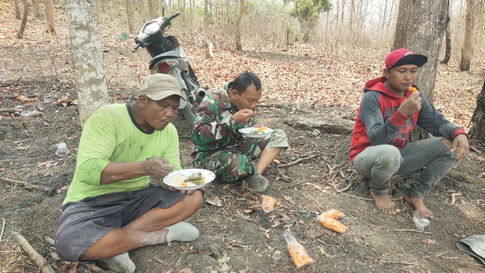 You are currently viewing Sayur Terong dan Ikan Kembung Jadi Menu Makan Siang Satgas TMMD