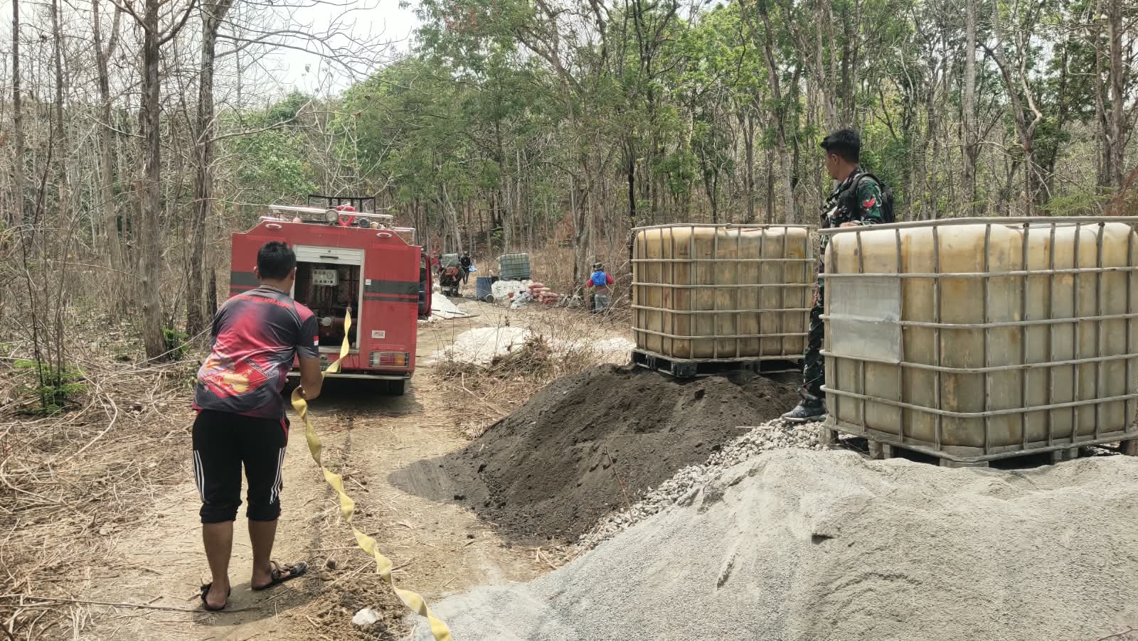 Read more about the article Kopda Sugiyanto Operator Damkar Kodim Rembang Bantu Kegiatan TMMD di Ngajaran