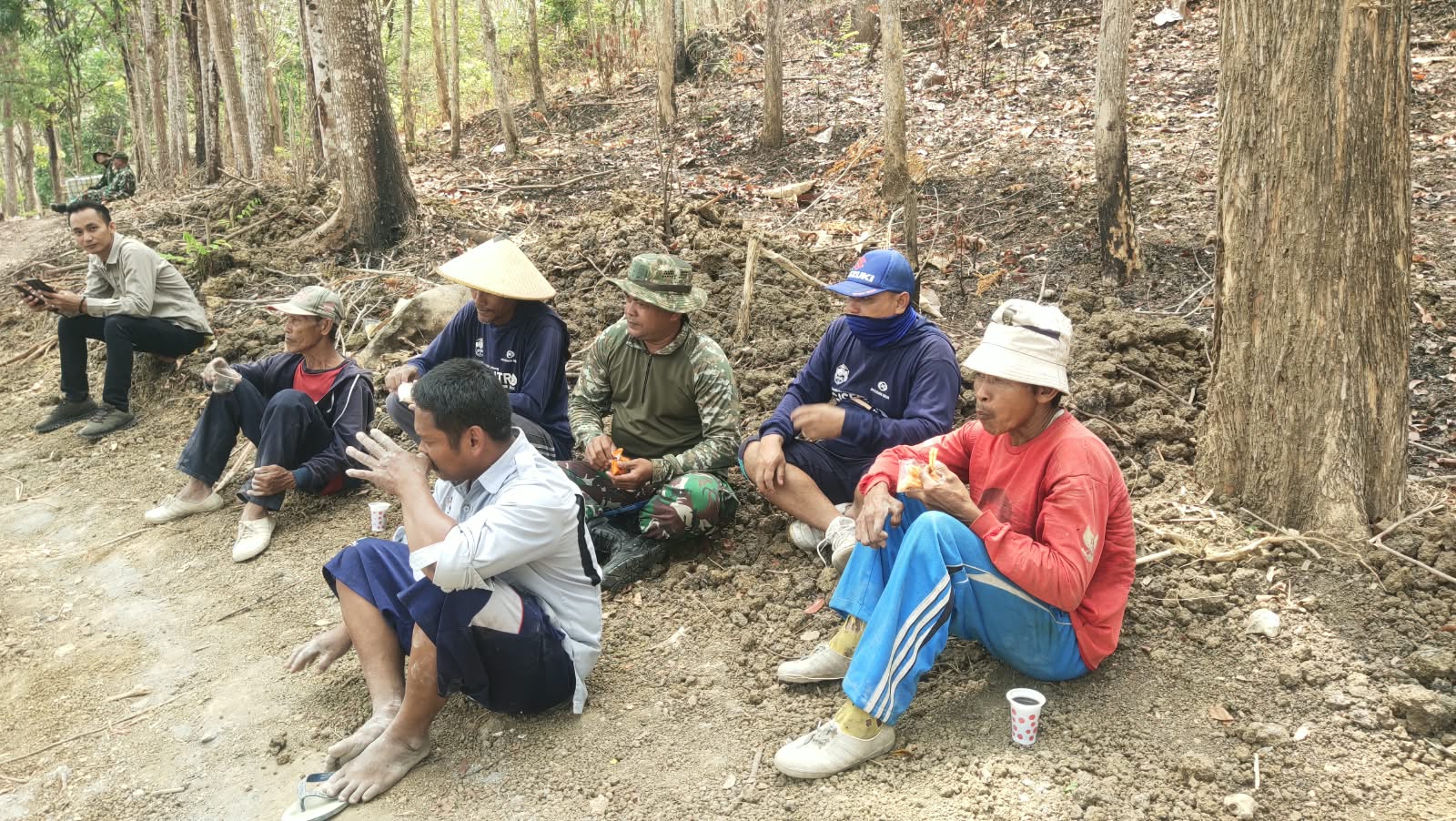 Read more about the article Istirahat Sejenak, Personel Satgas TMMD Pulihkan Tenaga di Ngajaran