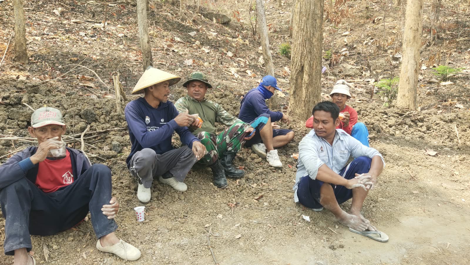 Read more about the article Berbagi Makanan Saat Isoma, Satgas TMMD Jaga Kekompakan di Ngajaran