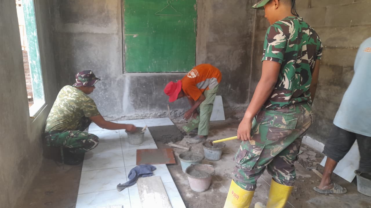 You are currently viewing Selangkah Lagi Menuju Hunian Nyaman, Satgas TMMD Lanjutkan Pemasangan Keramik Rumah Bapak Mursidi