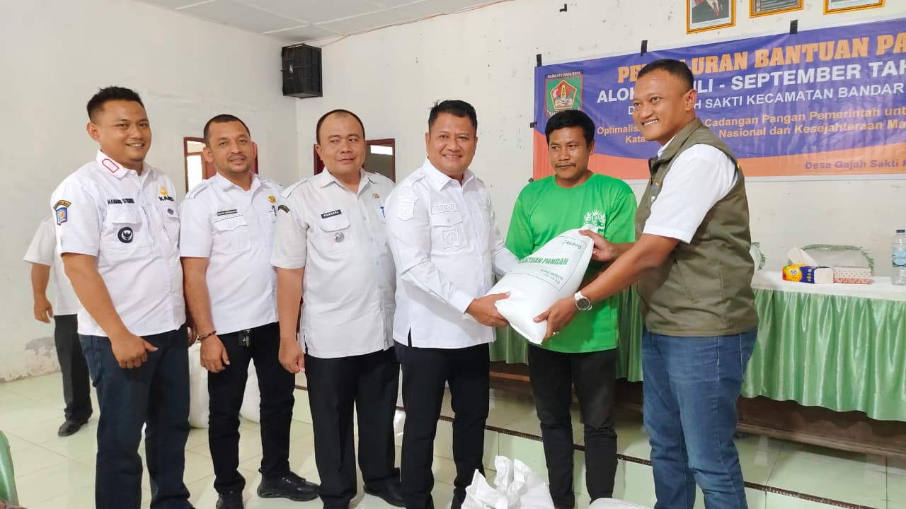 Read more about the article Wakil Bupati Asahan Salurkan Bantuan Beras di Kecamatan Bandar Pulau
