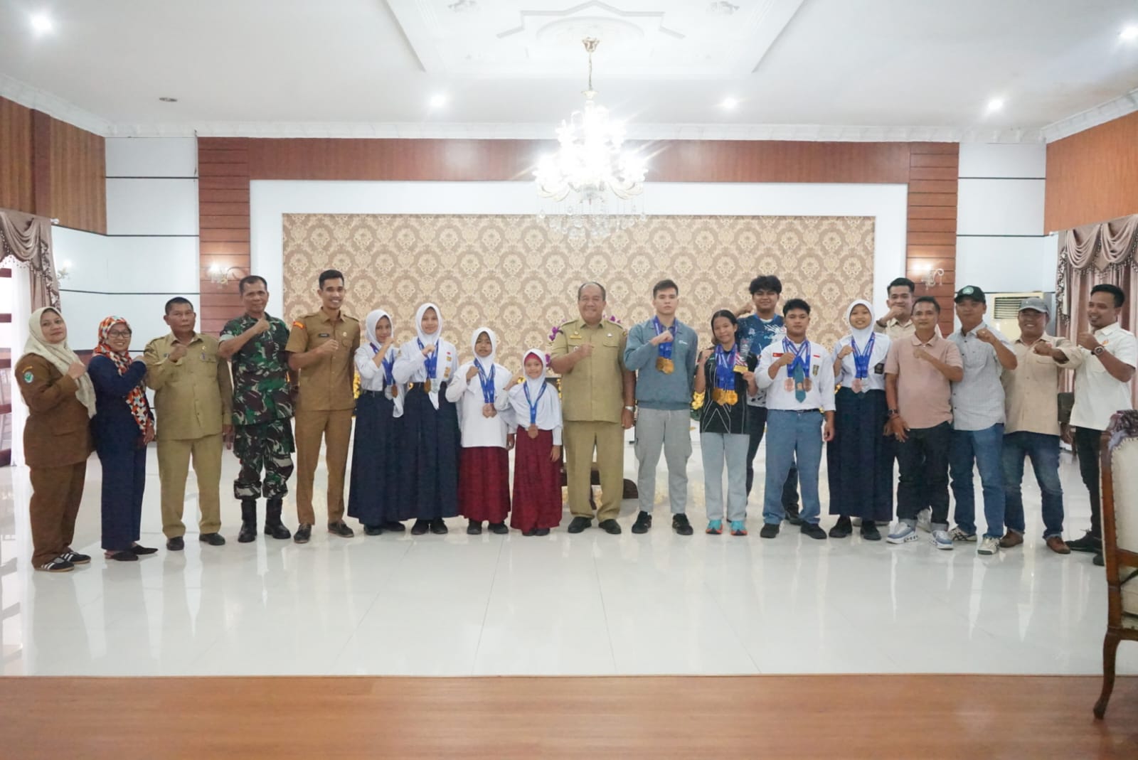 Read more about the article Bupati Asahan Apresiasi Atlet Renang Peraih 22 Medali