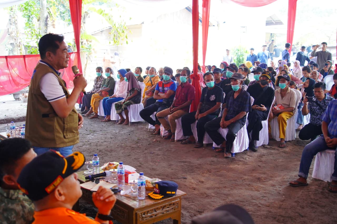 You are currently viewing Bupati Muba Temui Warga Muara Medak di Tengah Penanganan Karhutla